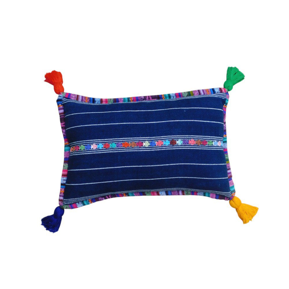 Cojín Decorativo Corte Azul y Pompones 30 X 46 Cm