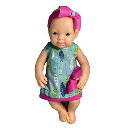 Muñeca Bebé con Atuendo Estampado en Plumas