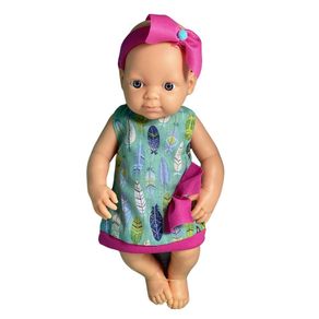 Muñeca Bebé con Atuendo Estampado en Plumas