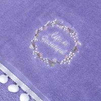 Toalla de Manos Morada con Bordado Diseño Life is Beautiful