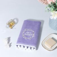 Toalla de Manos Morada con Bordado Diseño Life is Beautiful
