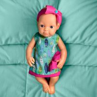 Muñeca-Bebe-con-Atuendo-Estampado-en-Plumas