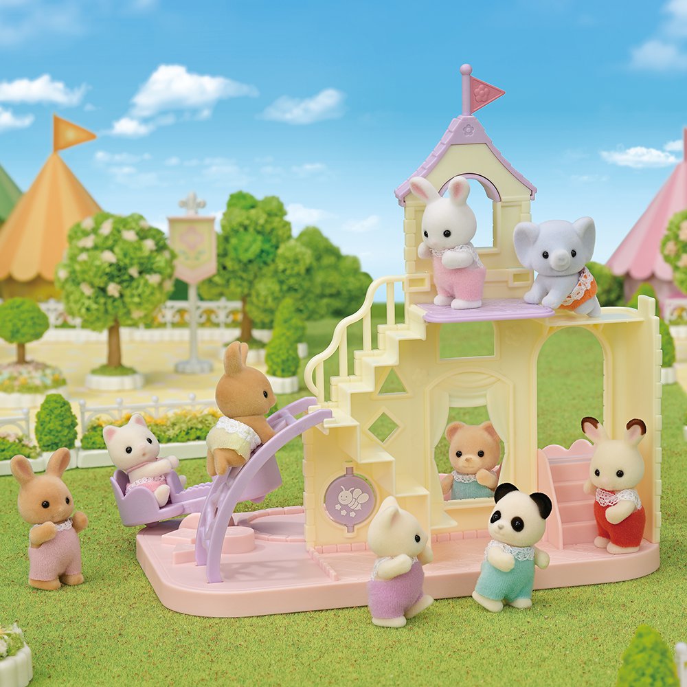 Sylvanian Families Baby Castle Playground Set con Figura Snow Rabbit Baby Sophie