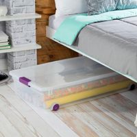 Caja De Plástico Agarradores Y Rodos Ciruela 57 L - Sterilite