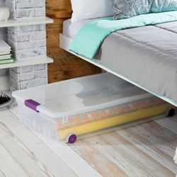 Caja De Plástico Agarradores Y Rodos Ciruela 57 L - Sterilite