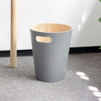 Papelero Woodrow Gris Claro Y Madera Natural - Umbra
