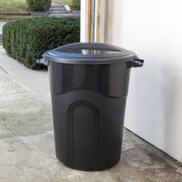 Basurero Para Jardín Negro De Plástico 32 Gal - United Solutions