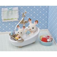 Mini-muñecas-Sylvanian-Families-en-baño-con-accesorios-detallados