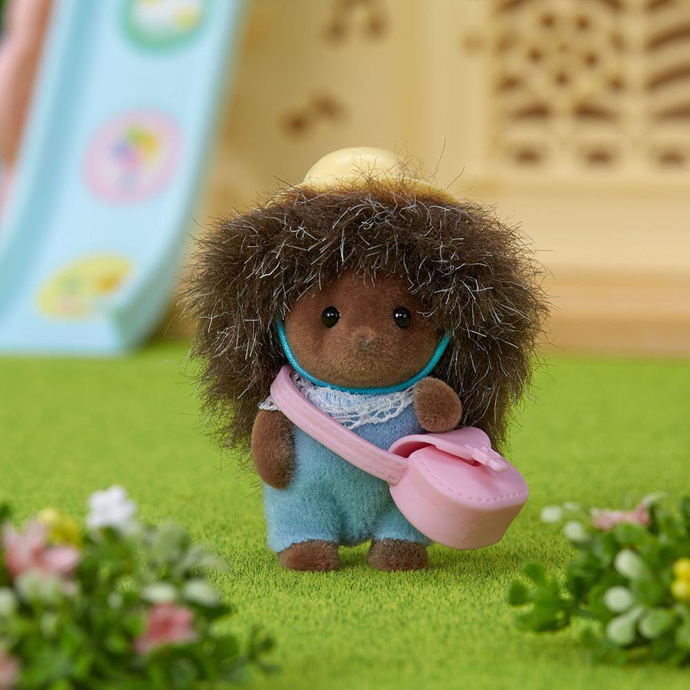 Sylvanian Families Bilberry Bebé Erizo con Gorro y Bolsito de 3 Piezas Bebé Erizo
