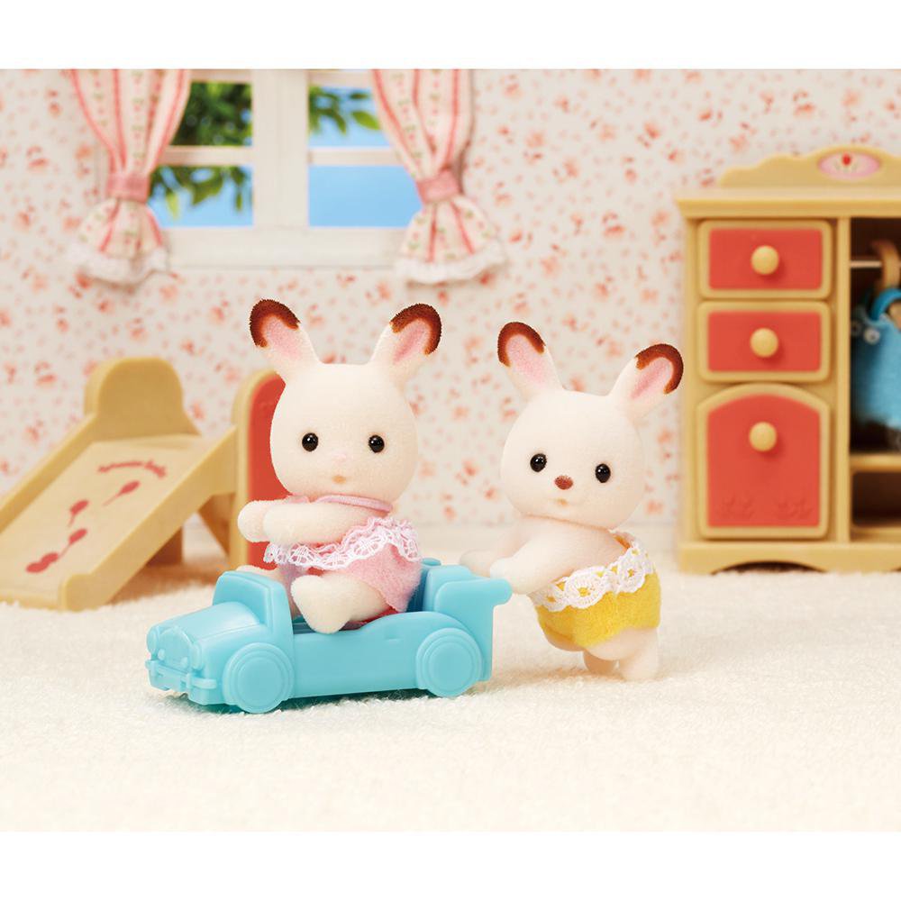 Set Sylvanian Families Gemelos Conejo Chocolate con Coche de Juguete de 3 Piezas Gemelos C…