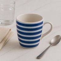 Taza Blanca con Líneas Azules Horizontales Estilo Náutico 12.8 Oz