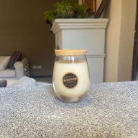 Vela-Con-Aroma-A-Vainilla-Beige-Y-Tapa-De-Madera---Pilandros