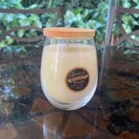 Vela-Con-Aroma-A-Vainilla-Beige-Y-Tapa-De-Madera---Pilandros