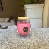 Vela-Con-Aroma-Floral-Coral-Y-Tapa-De-Madera---Pilandros