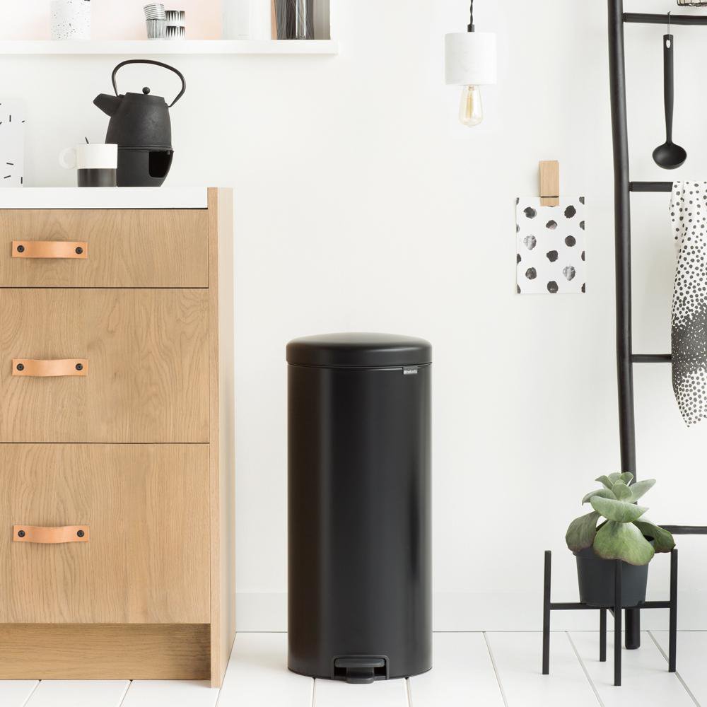 Basurero Alto con Pedal y Cierre Suave 30 Litros - Varios Colores Negro