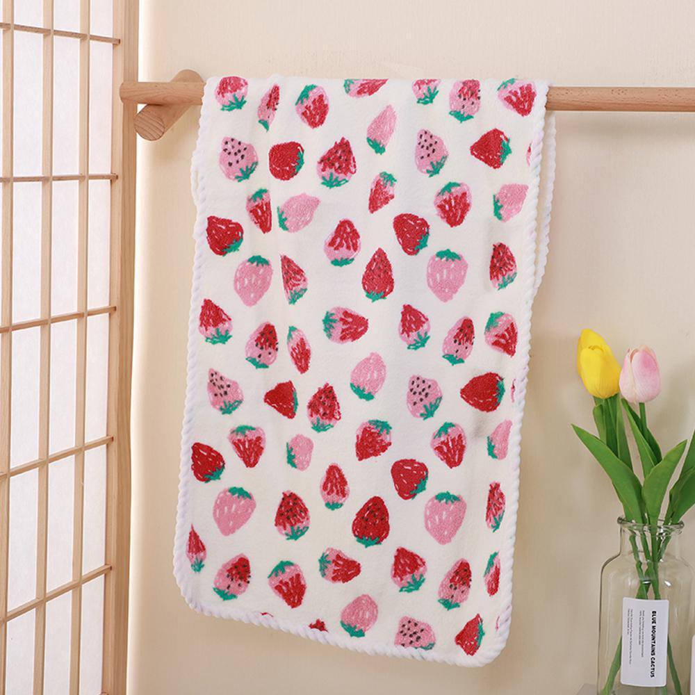 Toalla de Mano de Microfibra 75 x 35 cm Color Blanco y Rosado Diseño Fresas